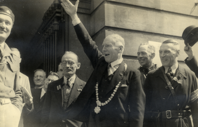 97608 Afbeelding van burgemeester mr.dr. G.A.W. ter Pelkwijk op het bordes van het Stadhuis (Stadhuisbrug 1) te Utrecht ...